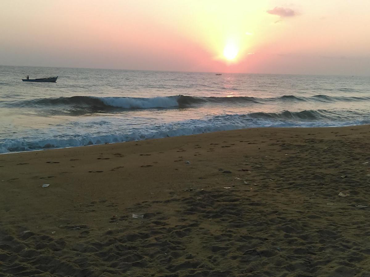 Kunam Beach Rest Inn Batticaloa Exterior photo